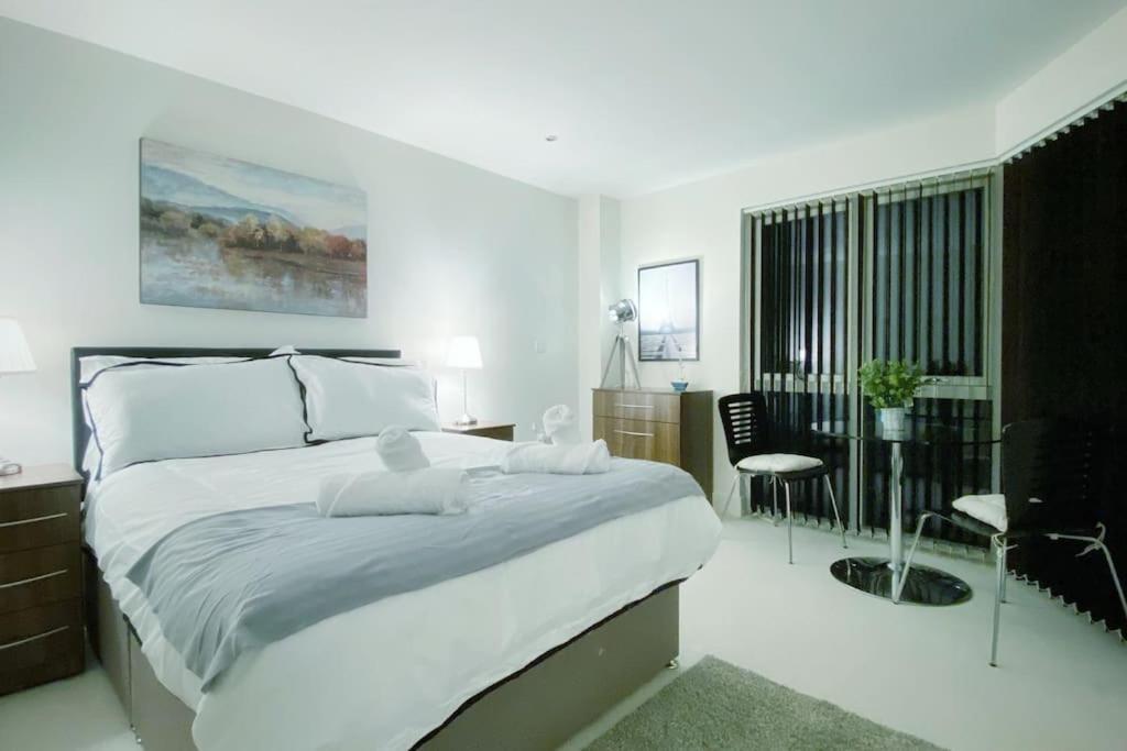 Two Bedroom Luxury With Film Style Appartamento Swansea