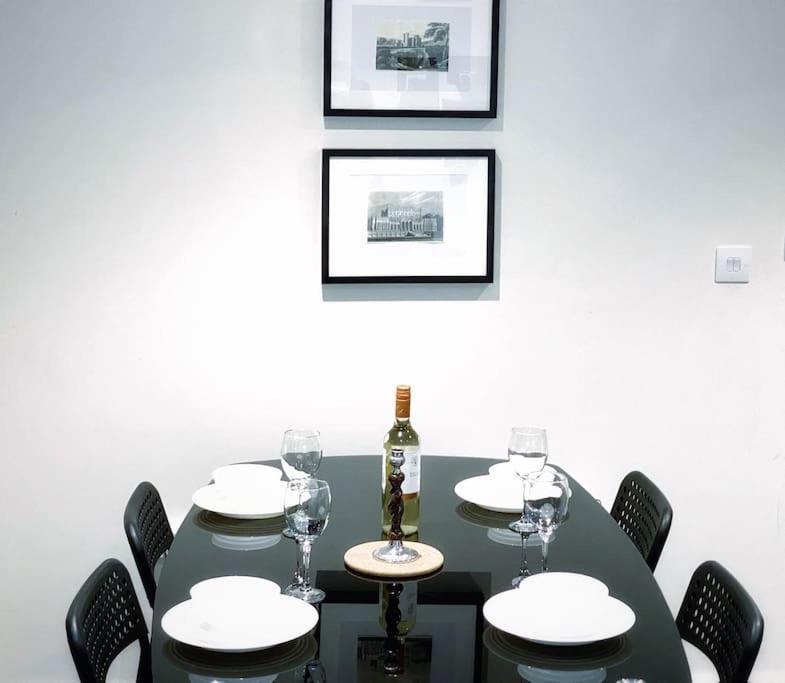 Two Bedroom Luxury With Film Style Appartamento Swansea