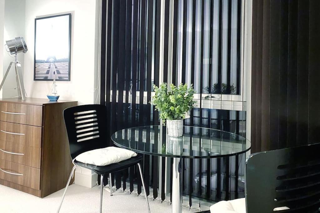 Two Bedroom Luxury With Film Style Appartamento Swansea