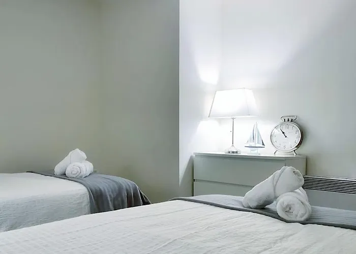 Two Bedroom Luxury Apt With Film Style